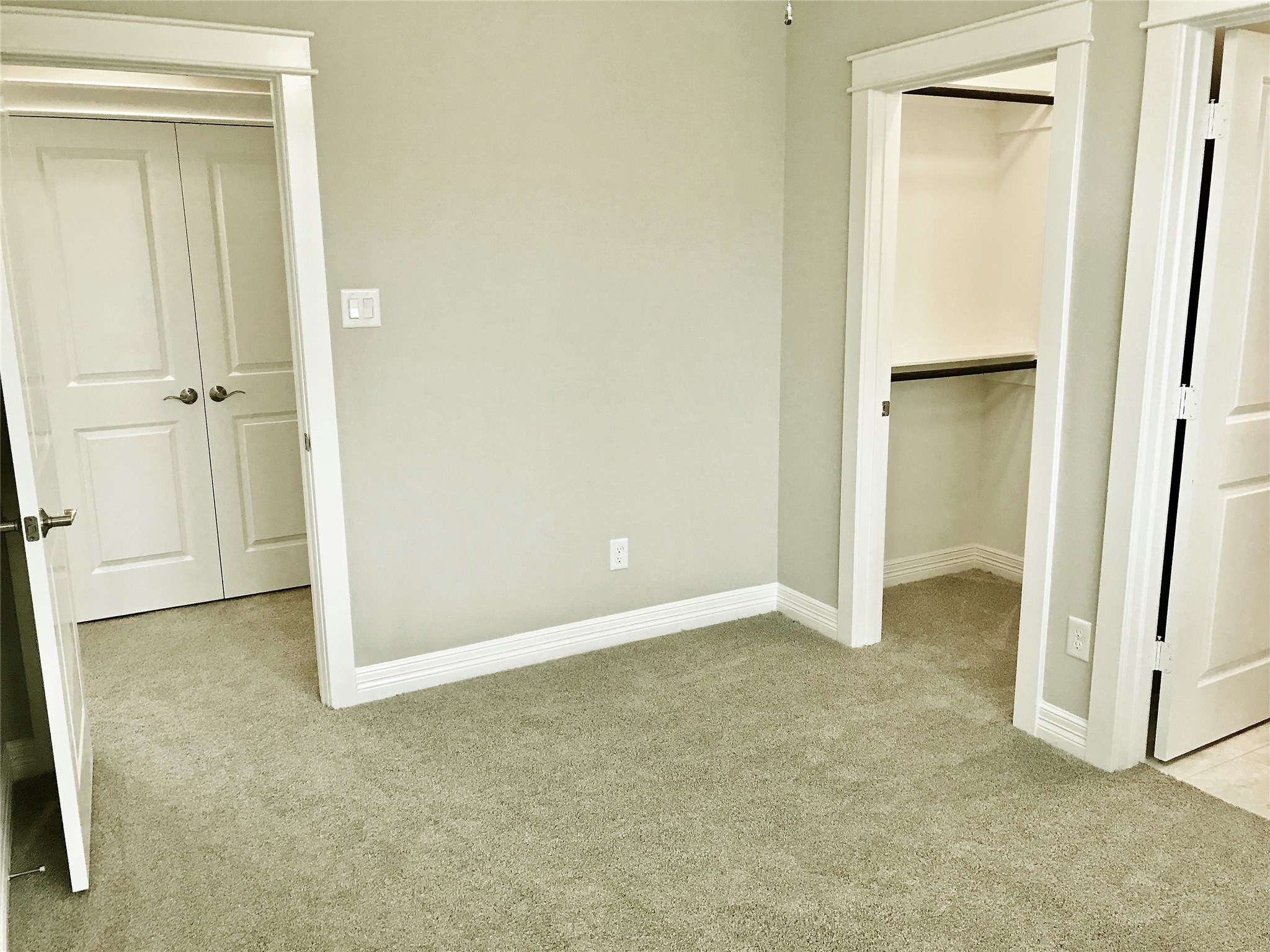 709 Link Road Houston, TX 77009 - Photo 30 of 46 an empty room with a door