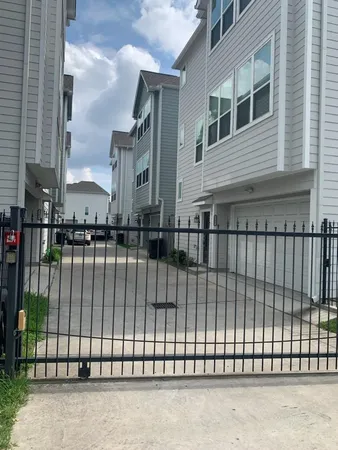 $2,695 | 709 Link Road, Houston, TX 77009