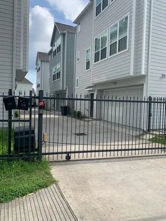 $2,695 | 709 Link Road, Houston, TX 77009