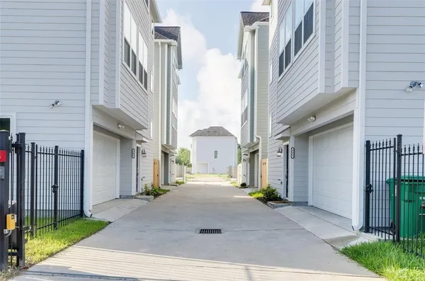 $2,695 | 709 Link Road, Houston, TX 77009