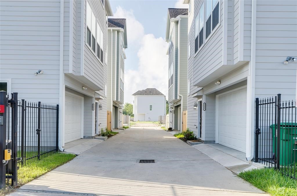 709 Link Road Houston, TX 77009 - Photo 5 of 41