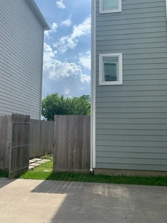 $2,695 | 709 Link Road, Houston, TX 77009