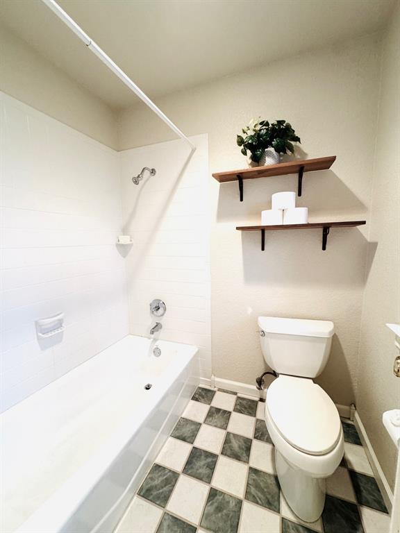 400 Indian Hills Road Gatesville, TX 76528 - Photo 22 of 38 a bathroom with a sink toilet and shower