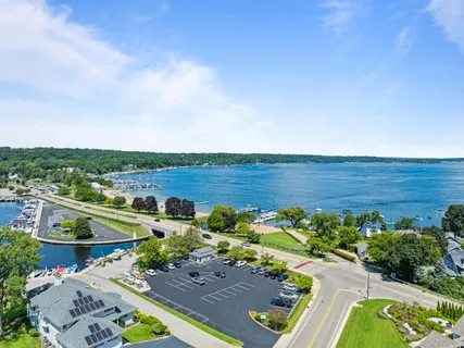 $825,000 | 860 Trails End Drive, Fontana, WI 53125