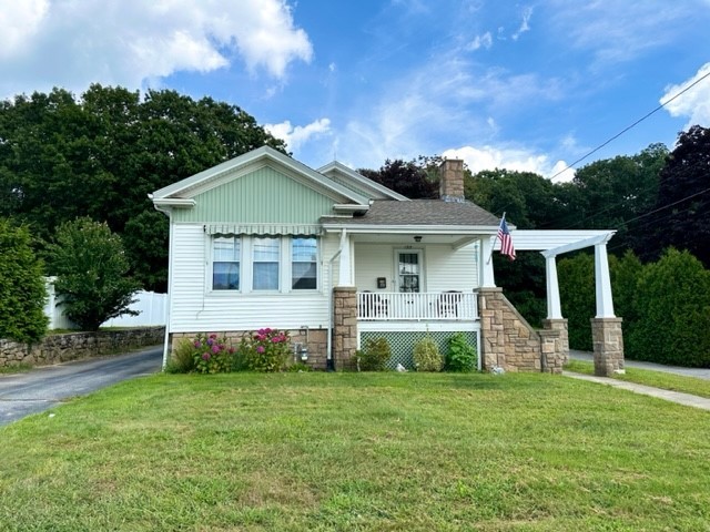 Welcome to 199 High Street in Westerly. Minutes to downtown restaurants, park and library.