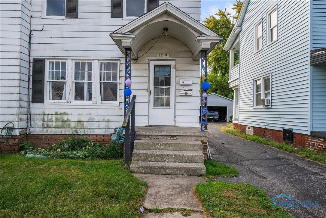1719 Mansfield Road Toledo, OH 43613 - Photo 2 of 32 Front Porch