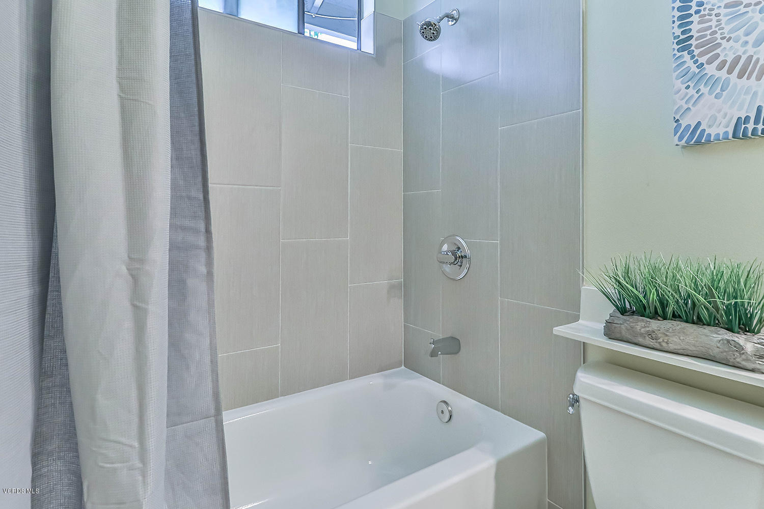 2461 Rikkard Drive Thousand Oaks, CA 91362 - Photo 25 of 41 iHall Bath3