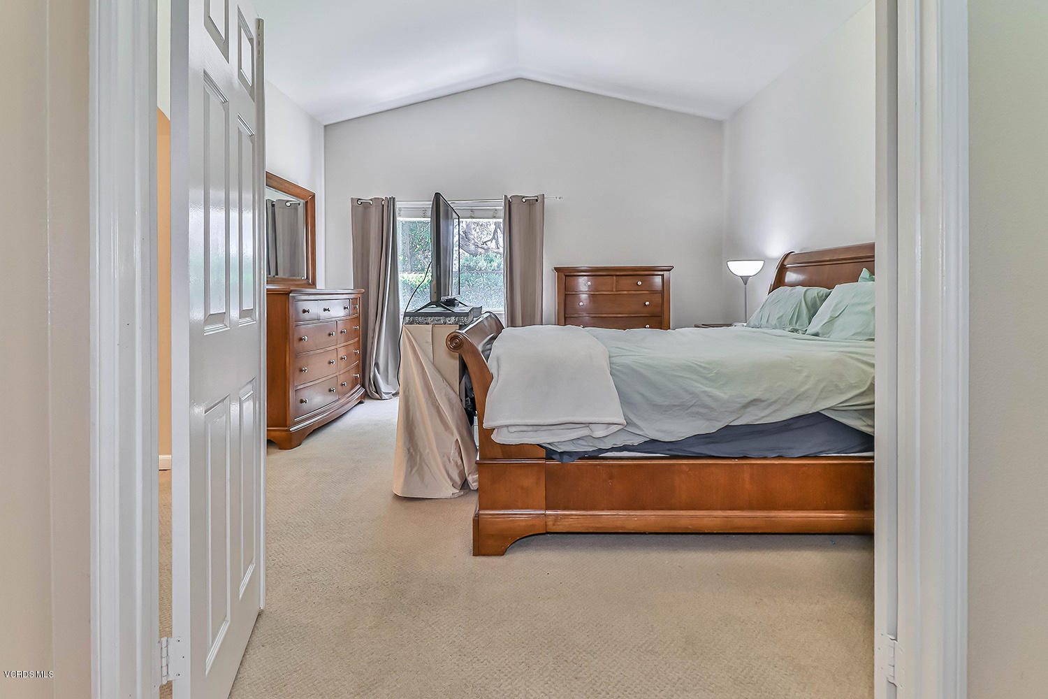 2461 Rikkard Drive Thousand Oaks, CA 91362 - Photo 26 of 41 jMain Bedroom Suite1