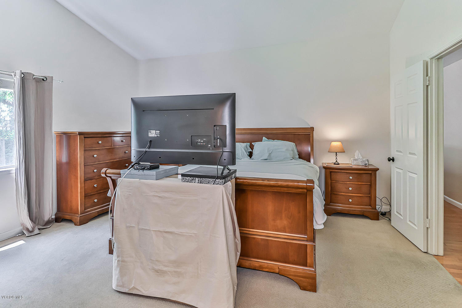 2461 Rikkard Drive Thousand Oaks, CA 91362 - Photo 27 of 41 jMain Bedroom Suite2