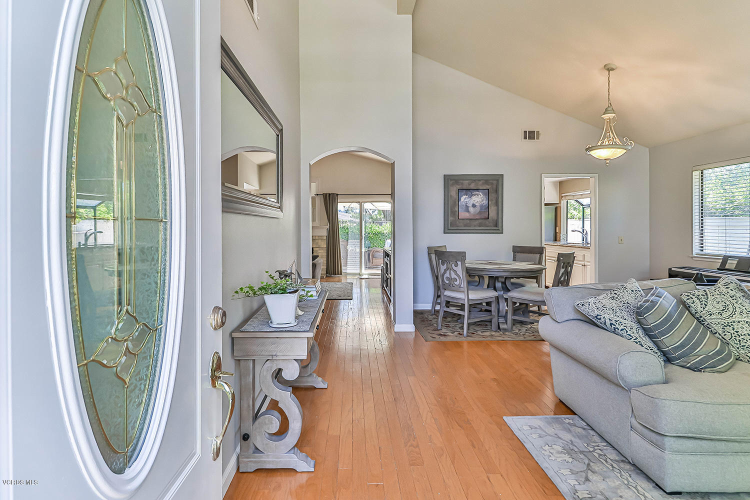 2461 Rikkard Drive Thousand Oaks, CA 91362 - Photo 4 of 41 bEntry and Living1