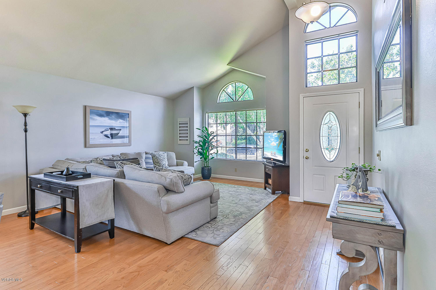 2461 Rikkard Drive Thousand Oaks, CA 91362 - Photo 5 of 41 bEntry and Living2