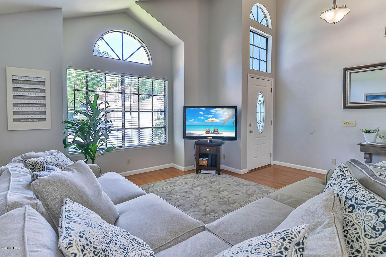 2461 Rikkard Drive Thousand Oaks, CA 91362 - Photo 6 of 41 bEntry and Living3