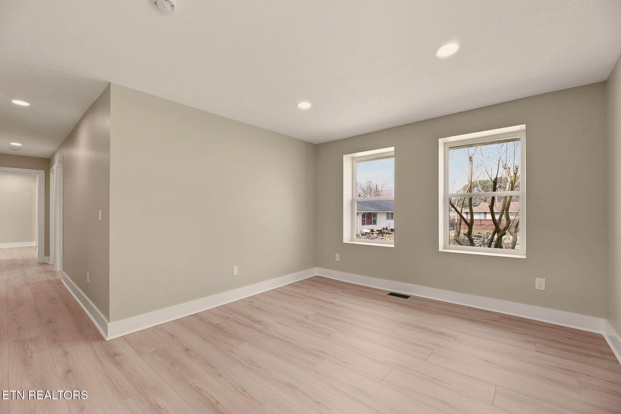 120 Marquette Road Oak Ridge, TN 37830 - Photo 17 of 38 122 Living Area