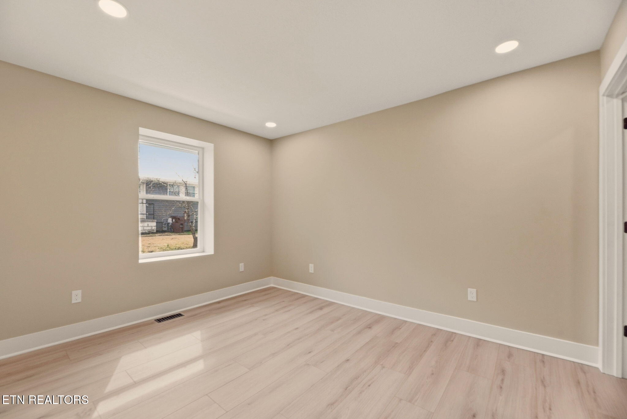 120 Marquette Road Oak Ridge, TN 37830 - Photo 24 of 38 122 Primary Suite