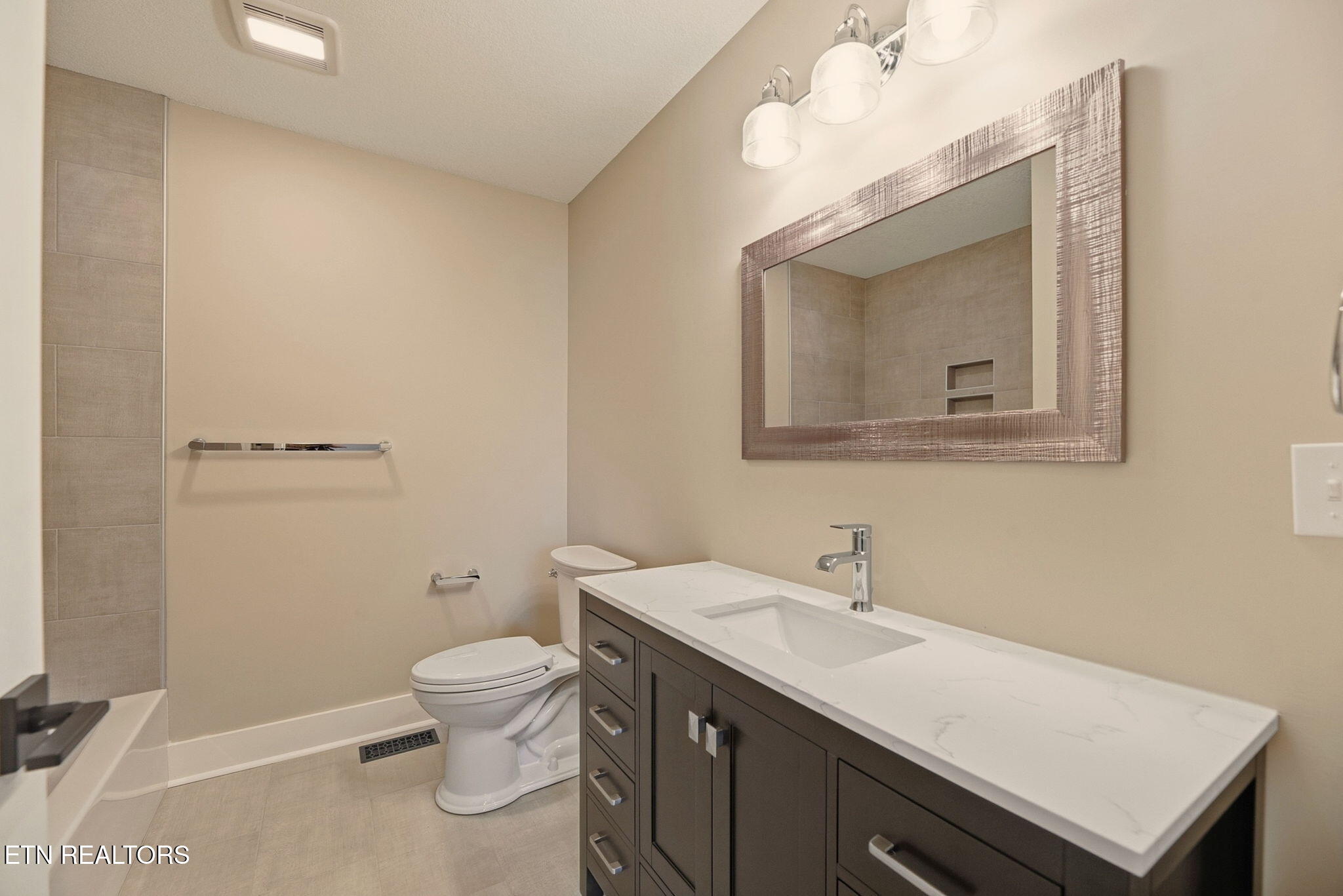120 Marquette Road Oak Ridge, TN 37830 - Photo 31 of 38 122 Bathroom 2 w/Tub