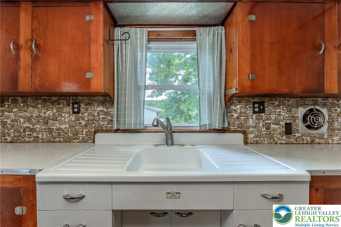 4618 Long Run Road Lehighton, PA 18235 - Photo 11 of 39 Eat In Kitchen, Porcelain Sink