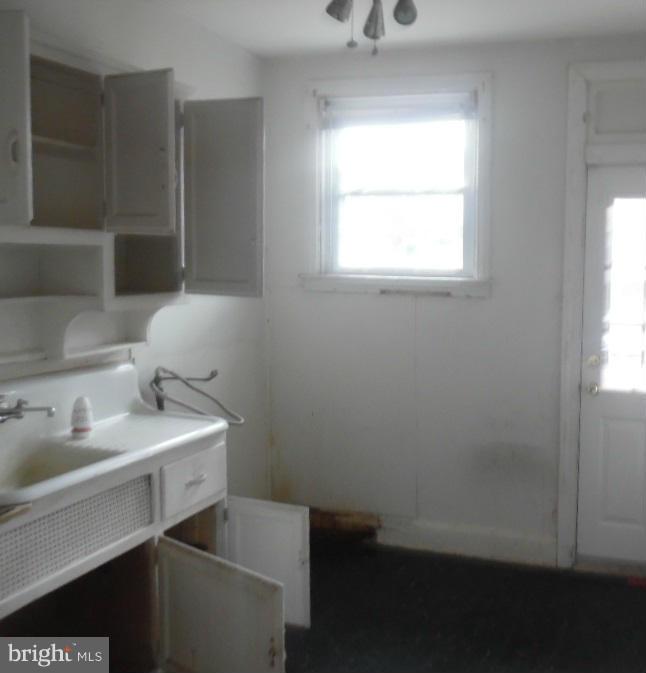 3913 Woodridge Road Baltimore, MD 21229 - Photo 5 of 14 Kitchen