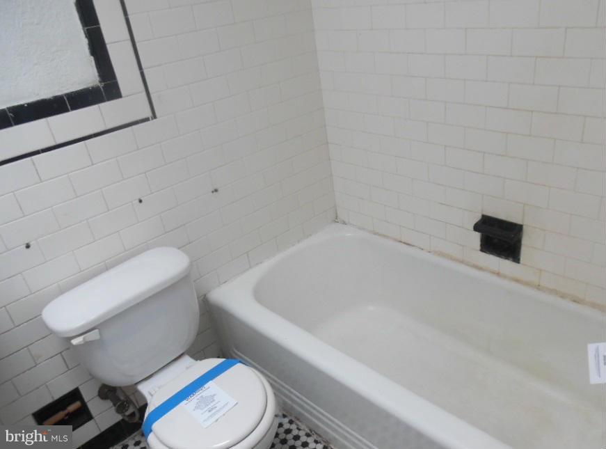 3913 Woodridge Road Baltimore, MD 21229 - Photo 9 of 14 Bath