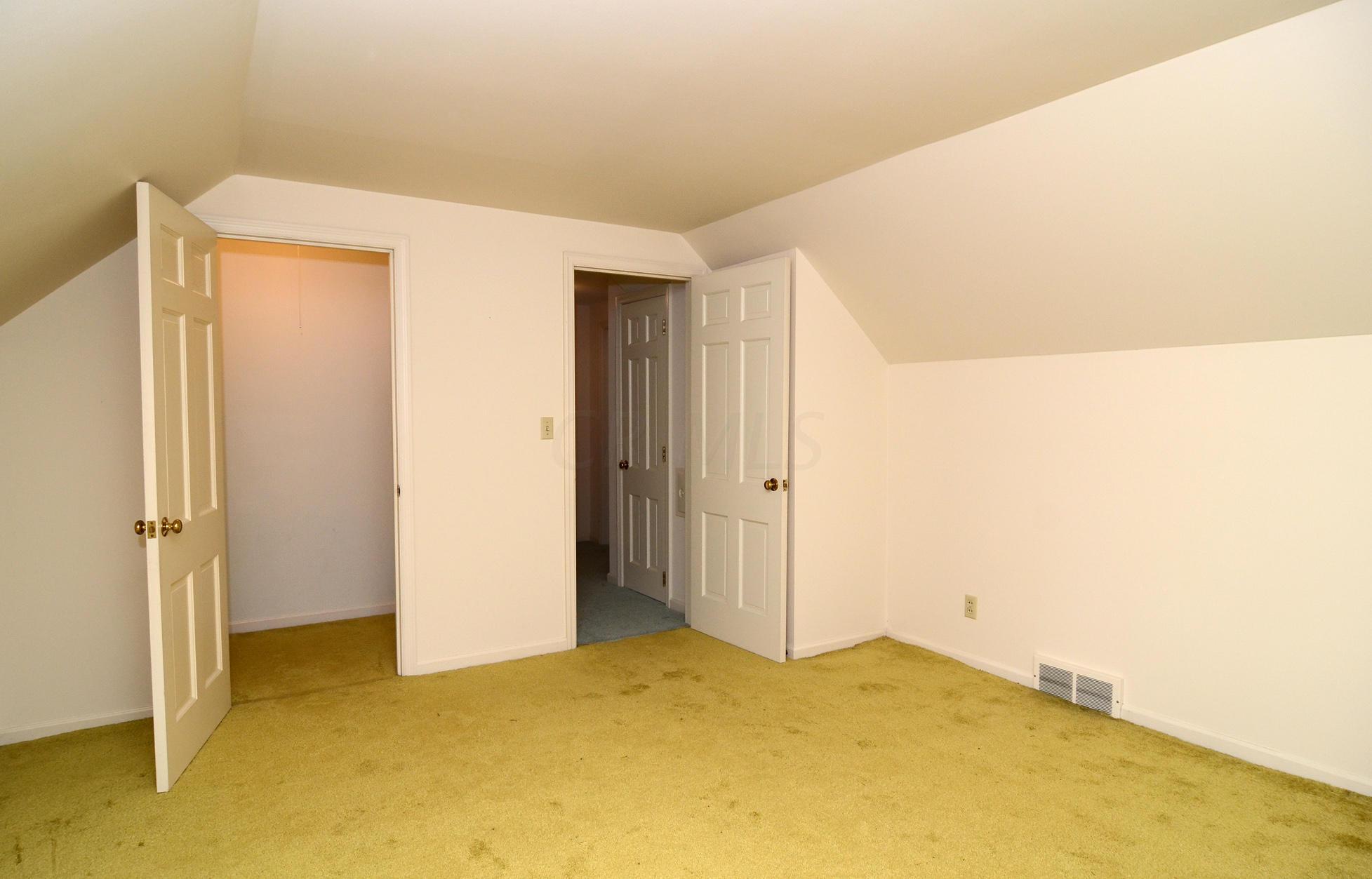 933 Greenridge Road Columbus, OH 43235 - Photo 16 of 32 Gallery Image 16