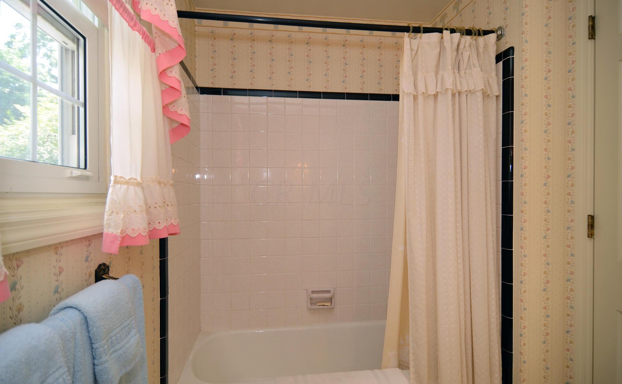 933 Greenridge Road Columbus, OH 43235 - Photo 19 of 32 Gallery Image 19