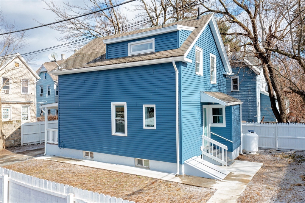 11 Carpenter Court Springfield, MA 01109 - Photo 2 of 8