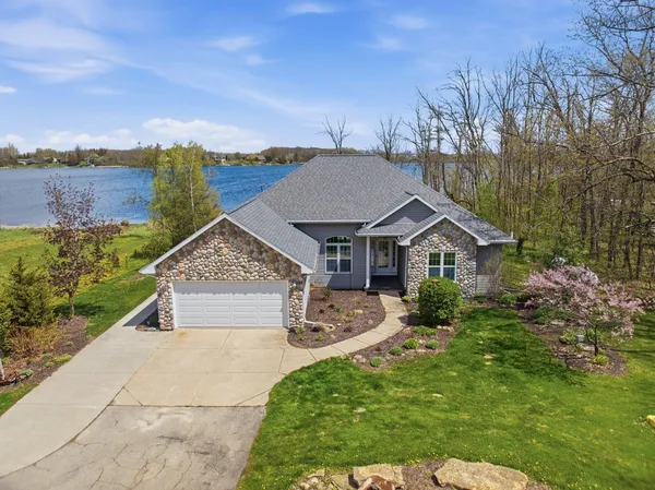 $679,900 | 633 Neumeyer Lane, Rockland, WI 54110