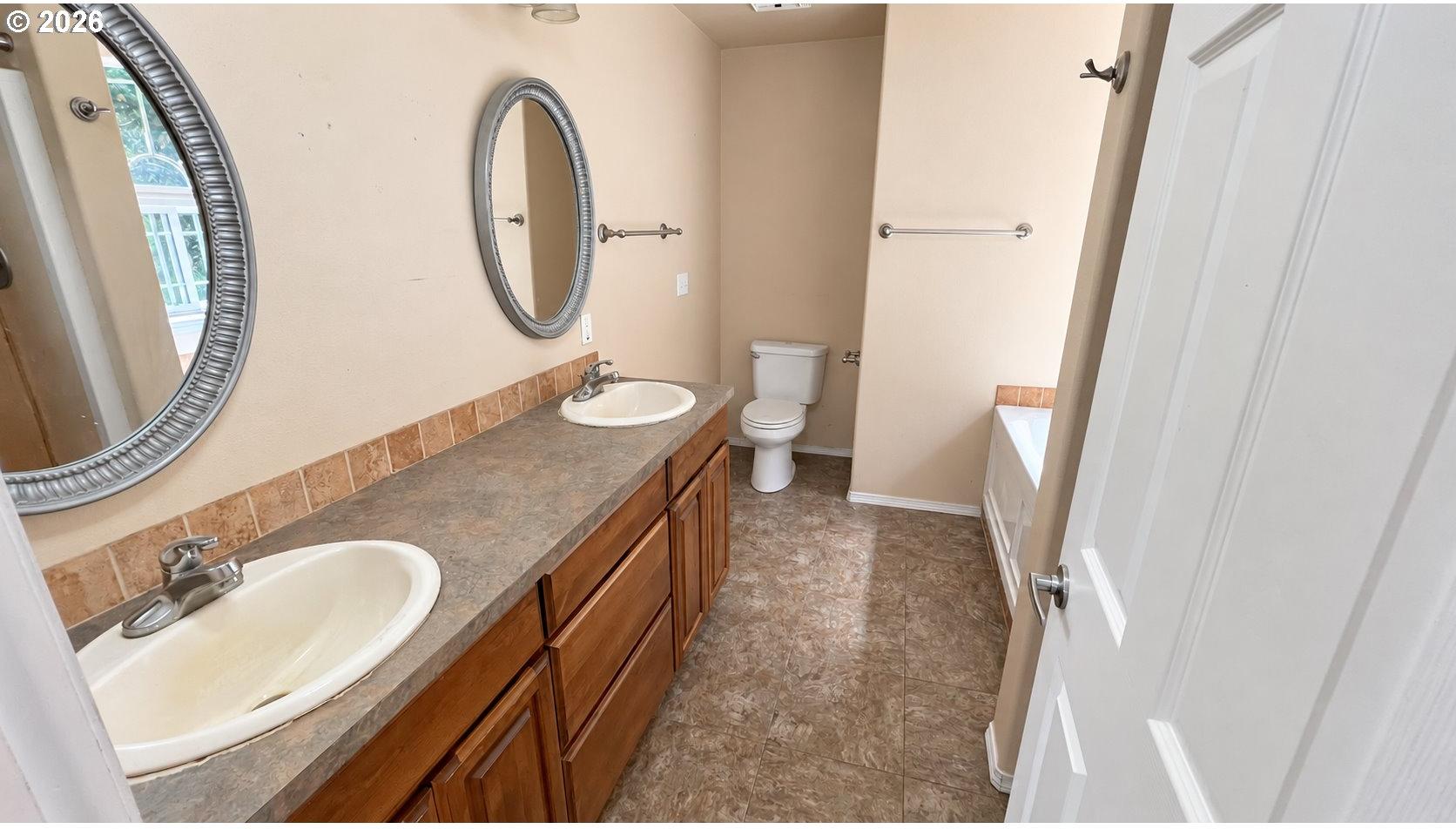 41515 Highway 38 Reedsport, OR 97467 - Photo 18 of 27 Owner's Suite Bathroom