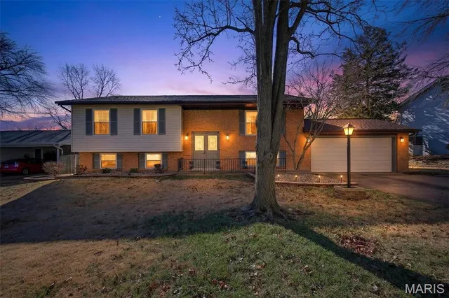 $399,000 | 304 Wembley Lane, Manchester, MO 63021