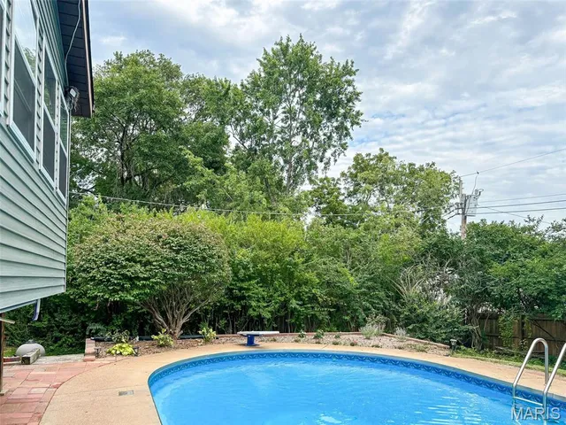 $399,000 | 304 Wembley Lane, Manchester, MO 63021