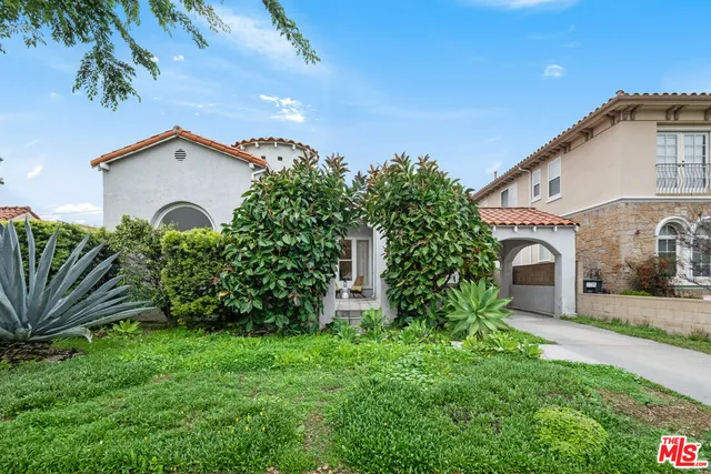 a house view with a outdoor space