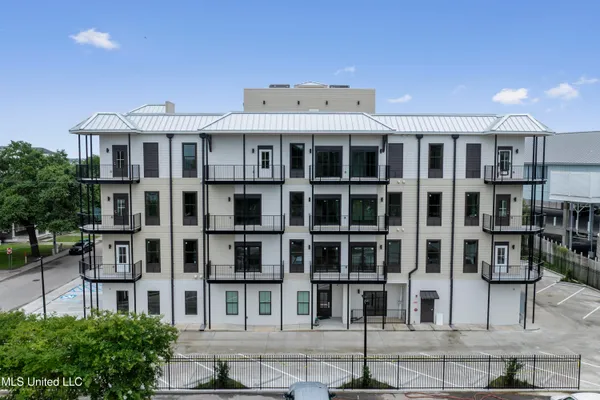 $759,900 | 124 Court Street, Unit 302, Bay St. Louis, MS 39520