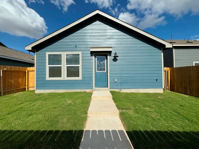 $1,600 | 184 Chapel Beck Drive, Kyle, TX 78640