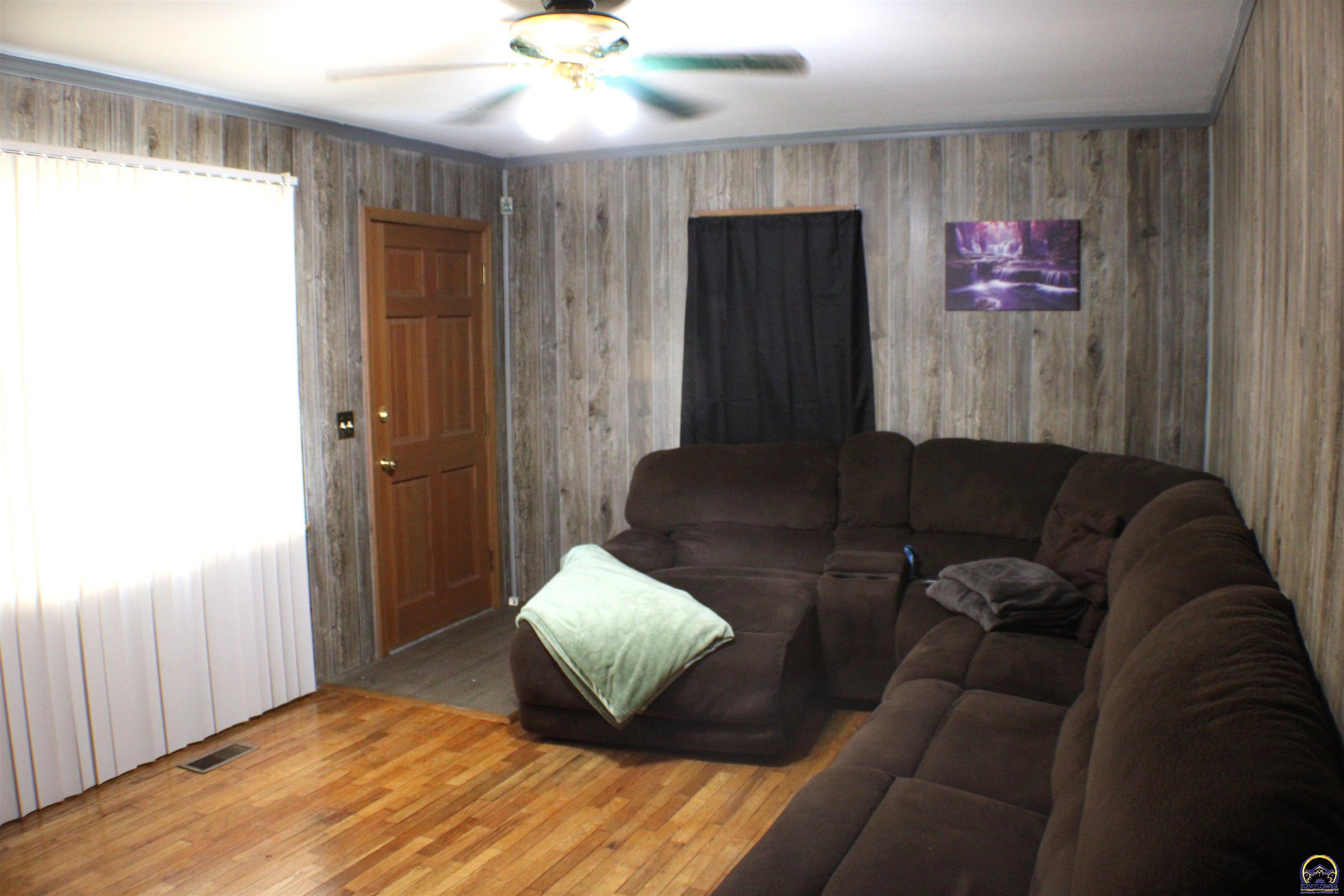 1014 Southeast 21st Street Topeka, KS 66607 - Photo 8 of 25
