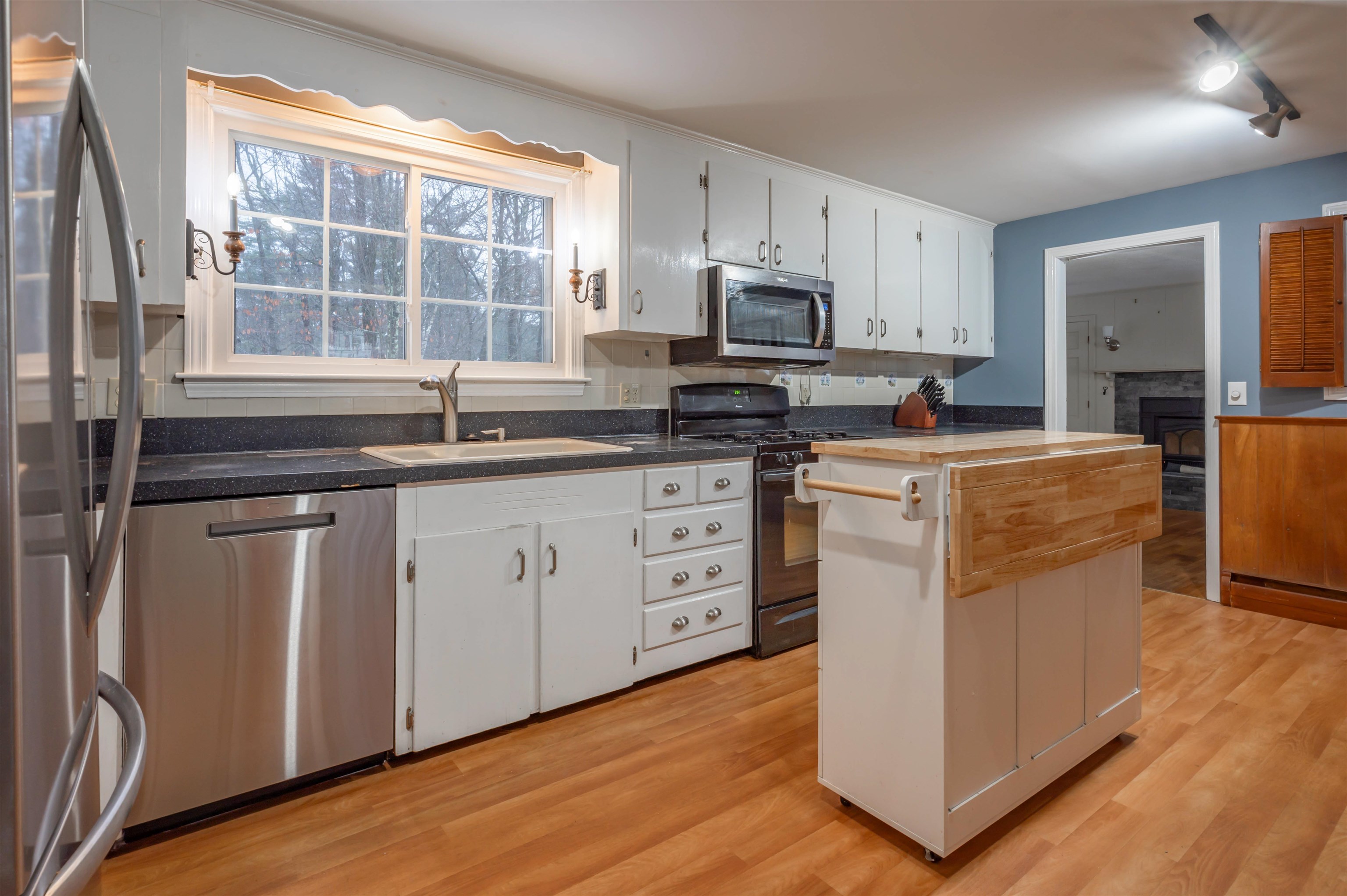 54 Dunbarton Drive Nashua, NH 03063 - Photo 8 of 38