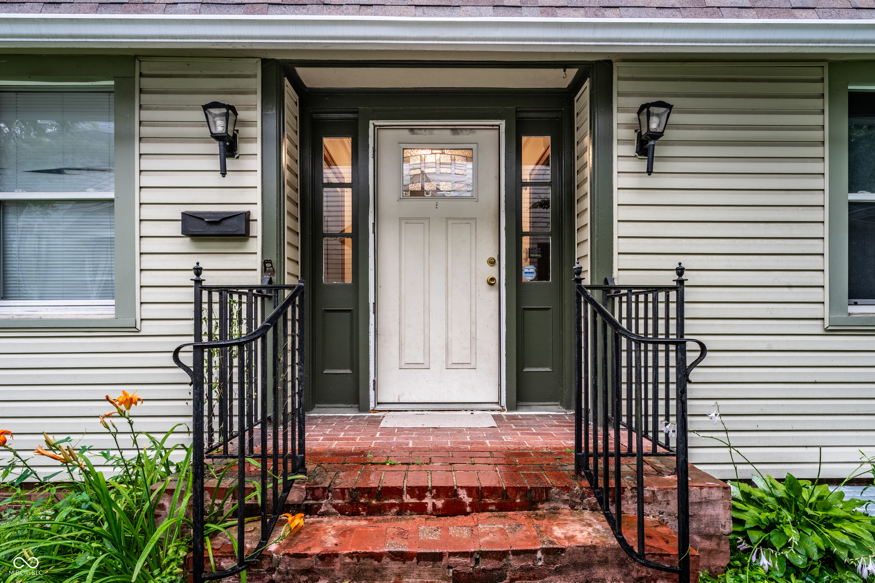 640 Berkley Road Indianapolis, IN 46208 - Photo 2 of 36