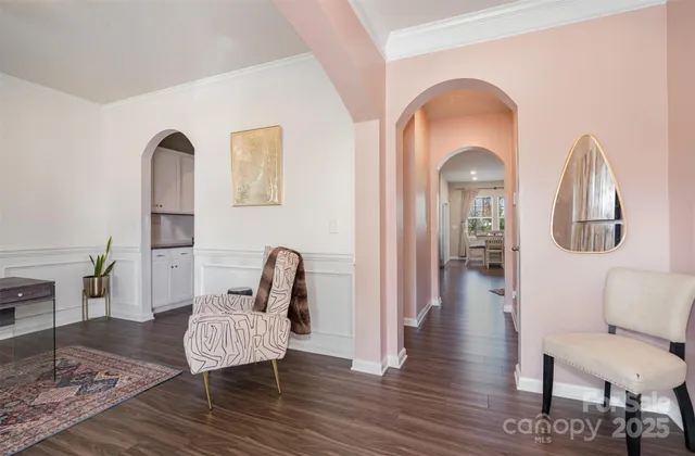 a view of livingroom with furniture