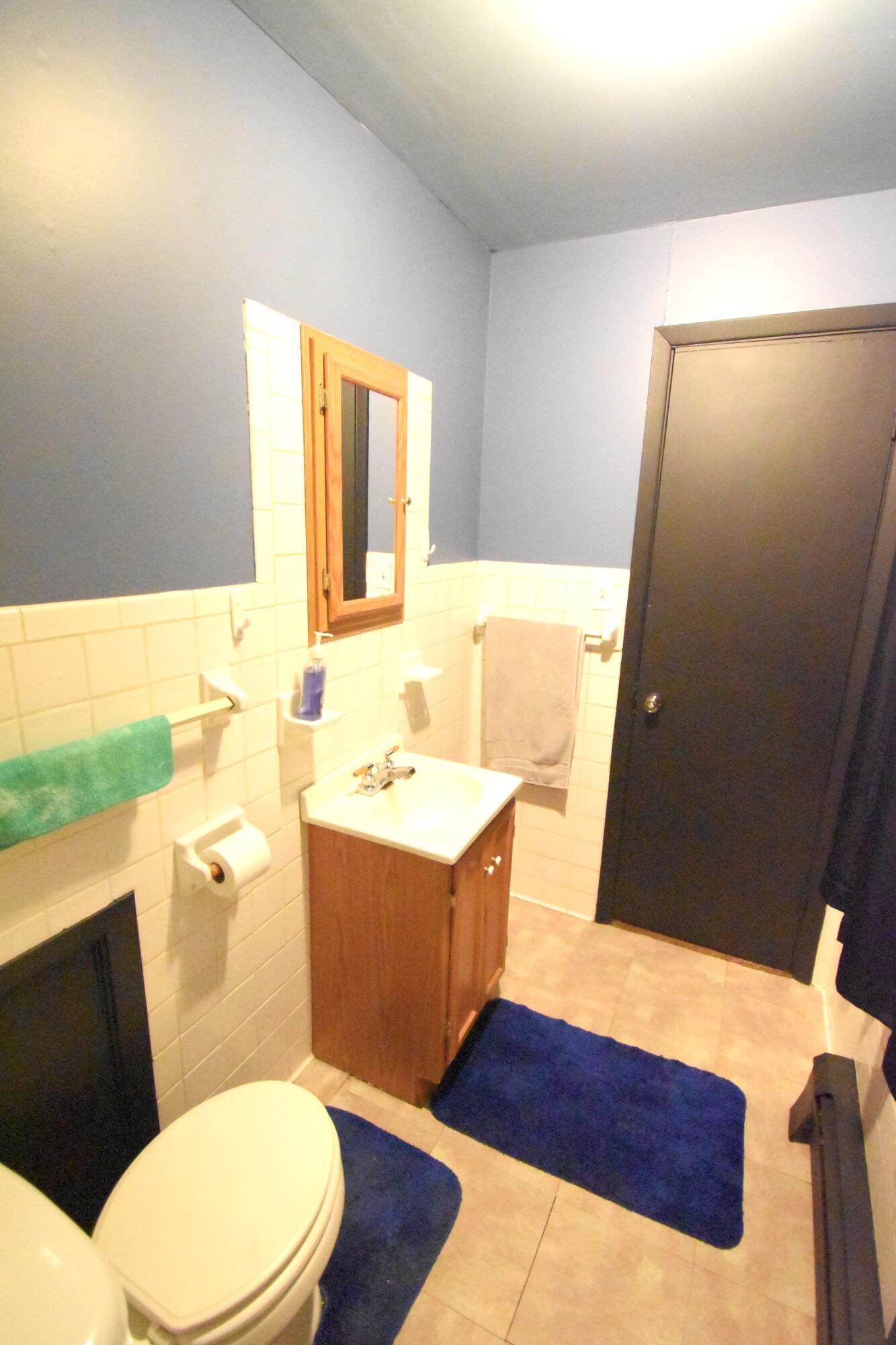 719 North Monroe Street Rensselaer, IN 47978 - Photo 36 of 41 a bathroom with a sink a toilet and tub