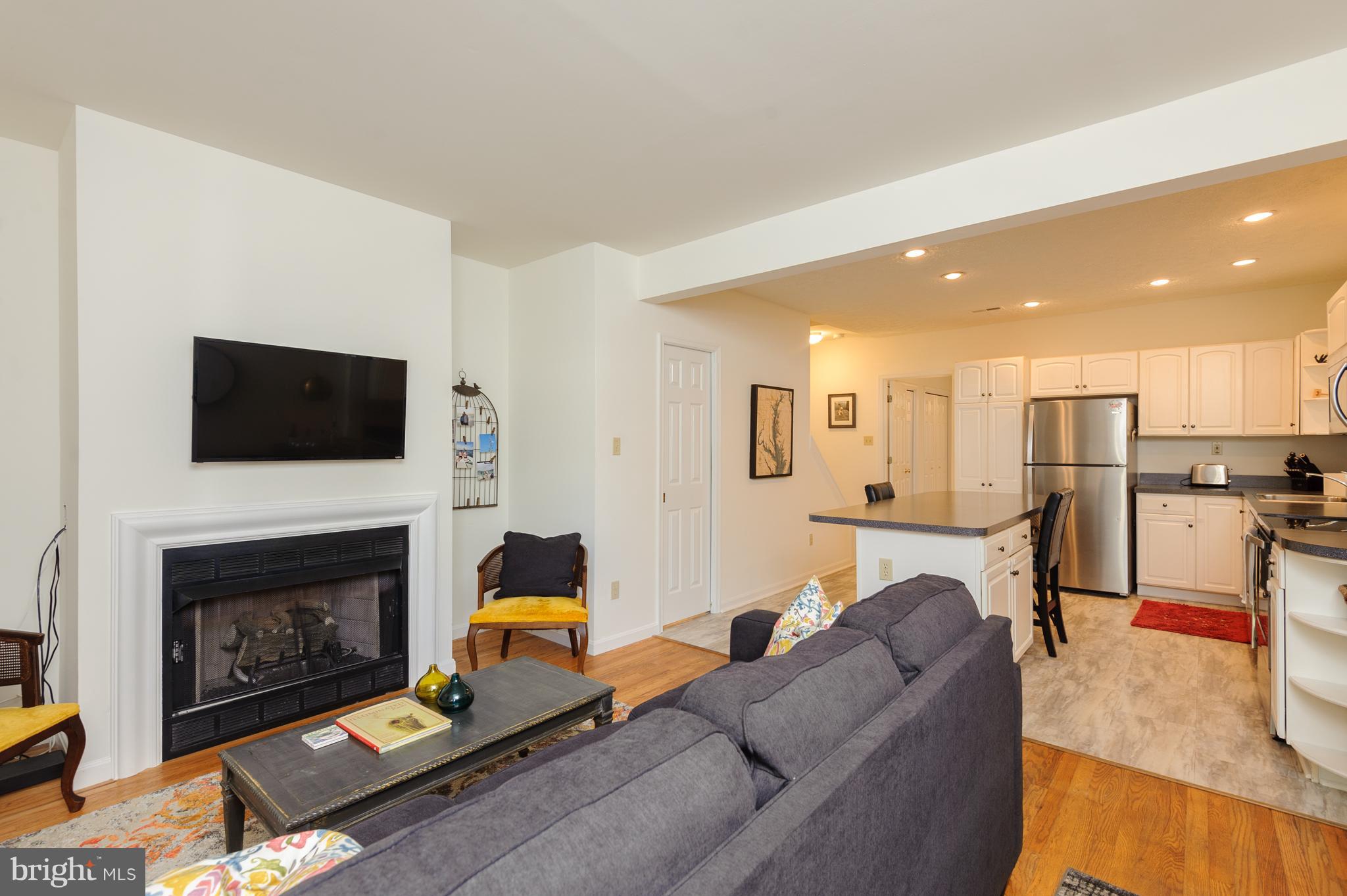 516 Second Street Annapolis, MD 21403 - Photo 2 of 20 Living Room with gas fireplace.
