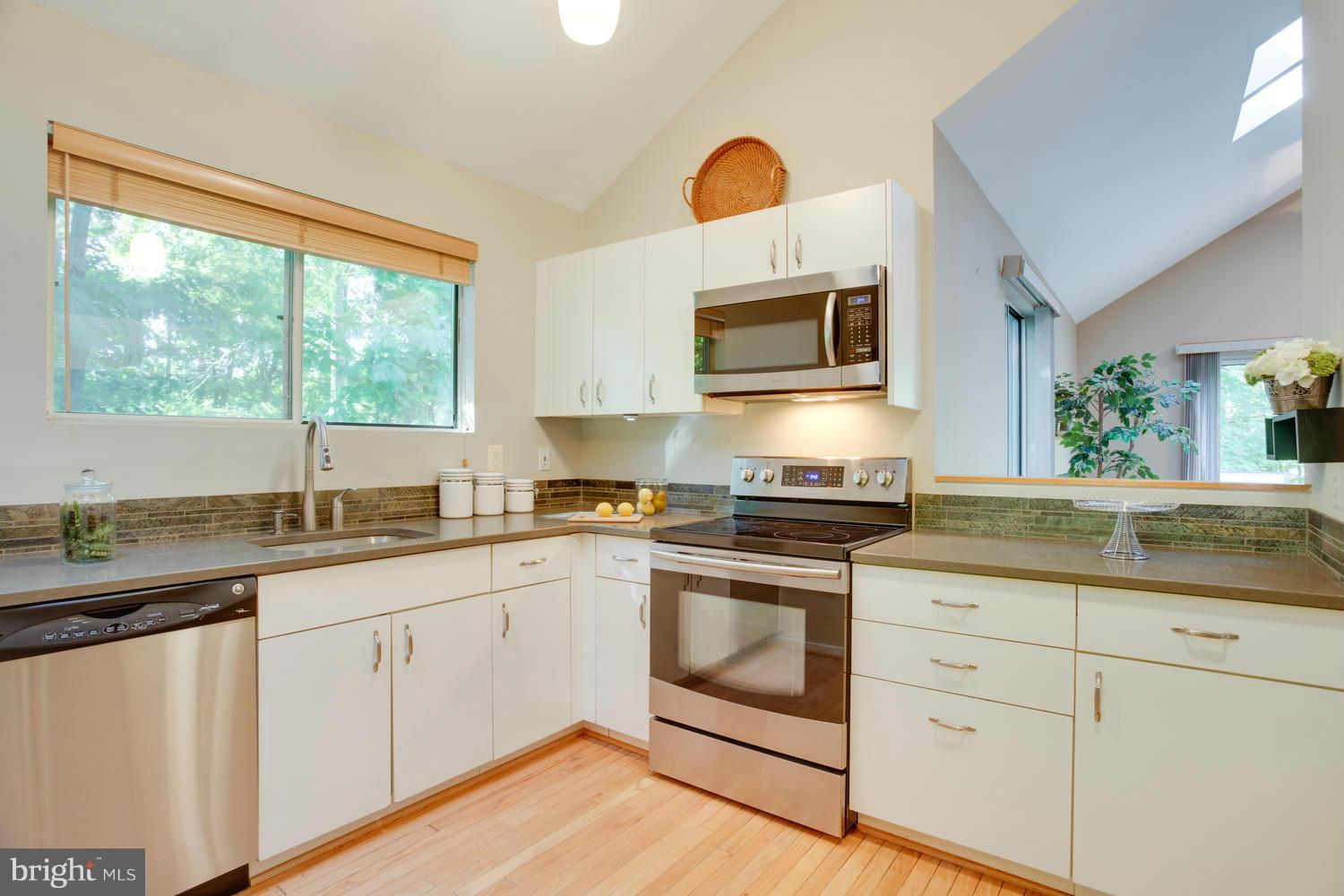 1679 Cedar Hollow Way Reston, VA 20194 - Photo 6 of 30 Kitchen
