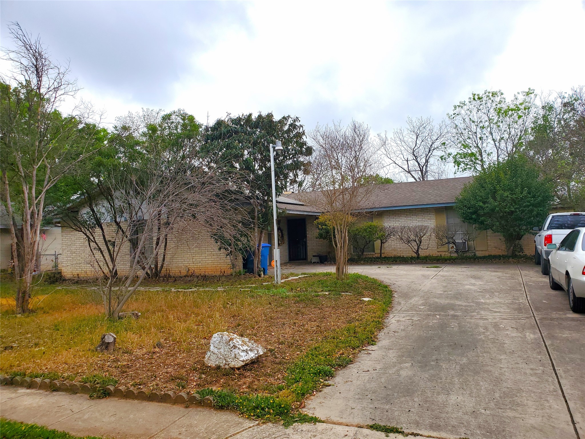 6622 Spring Haven Street San Antonio, TX 78249 - Photo 2 of 25 a front view of a house with garden