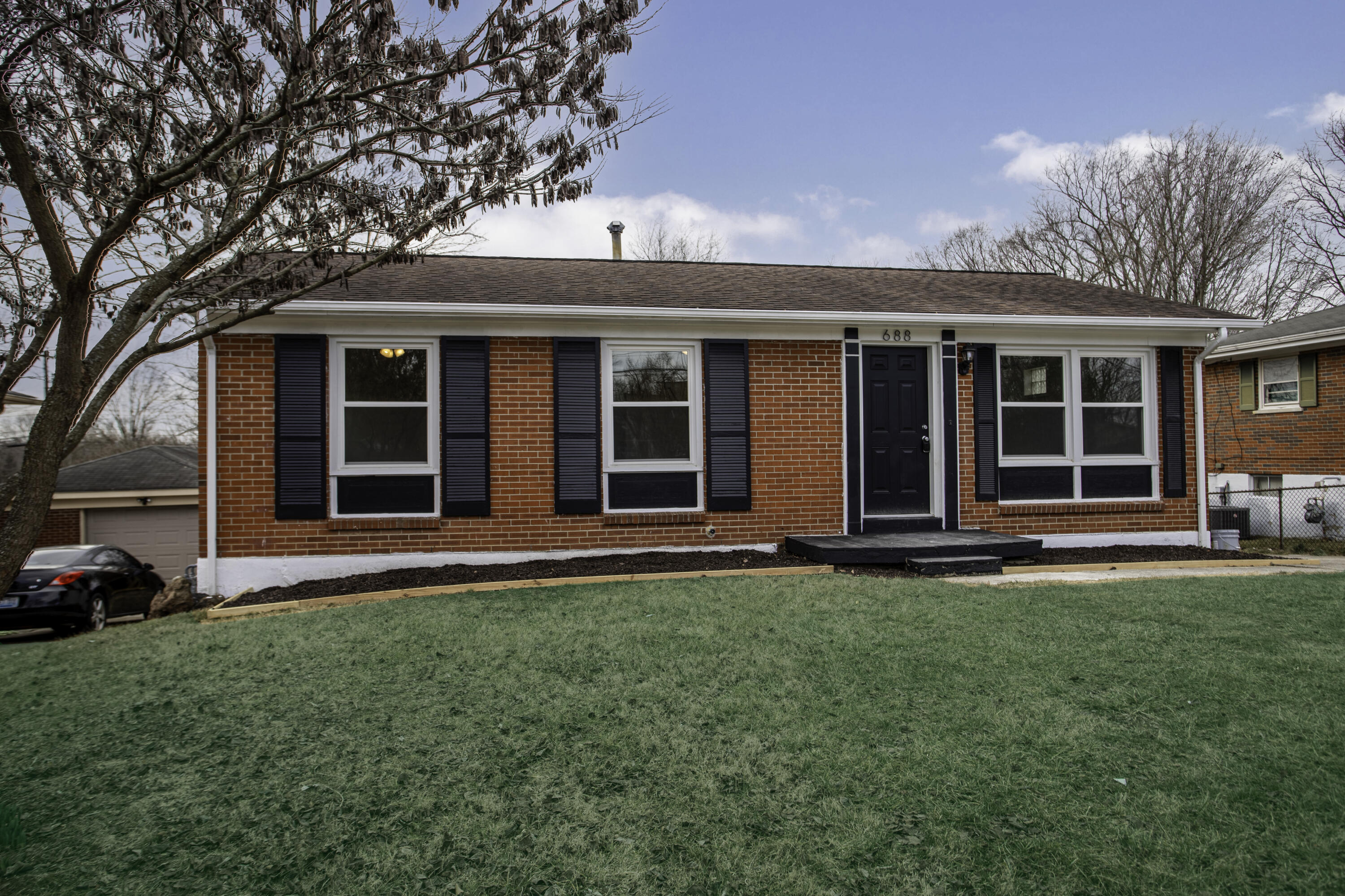 688 Kingston Road Lexington, KY 40505 - Photo 2 of 16 Kingston 2