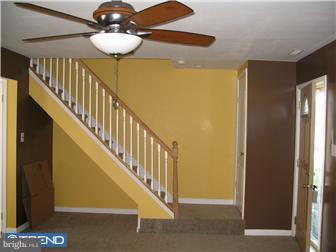 90 Farmhouse Road Sicklerville, NJ 08081 - Photo 5 of 12 Living Room
