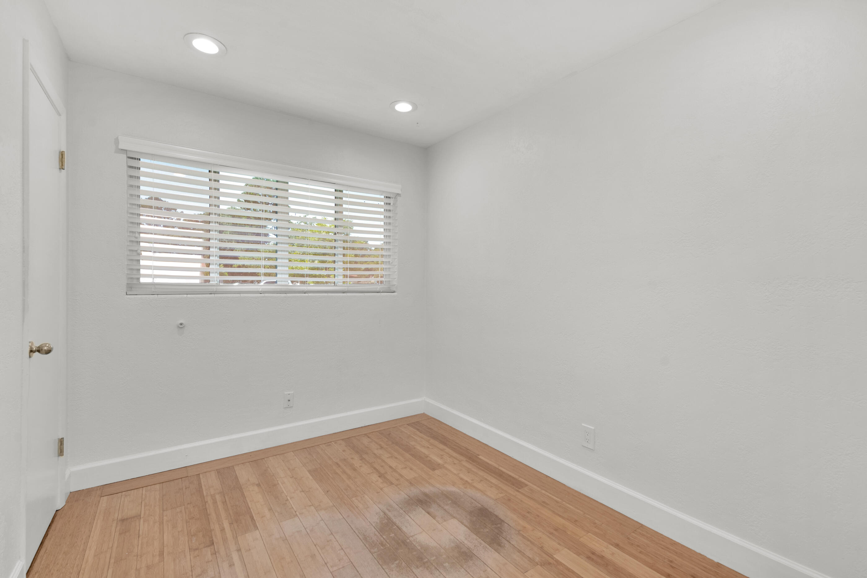 600 Shrewsbury Road Mary Esther, FL 32569 - Photo 14 of 25 an empty room with a window