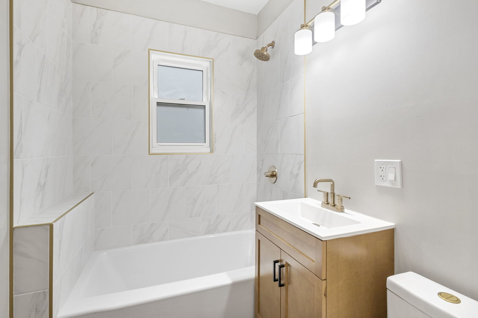 6129 North Ravenswood Avenue, Unit 1 Chicago, IL 60660 - Photo 14 of 33 a bathroom with a sink and a bathtub