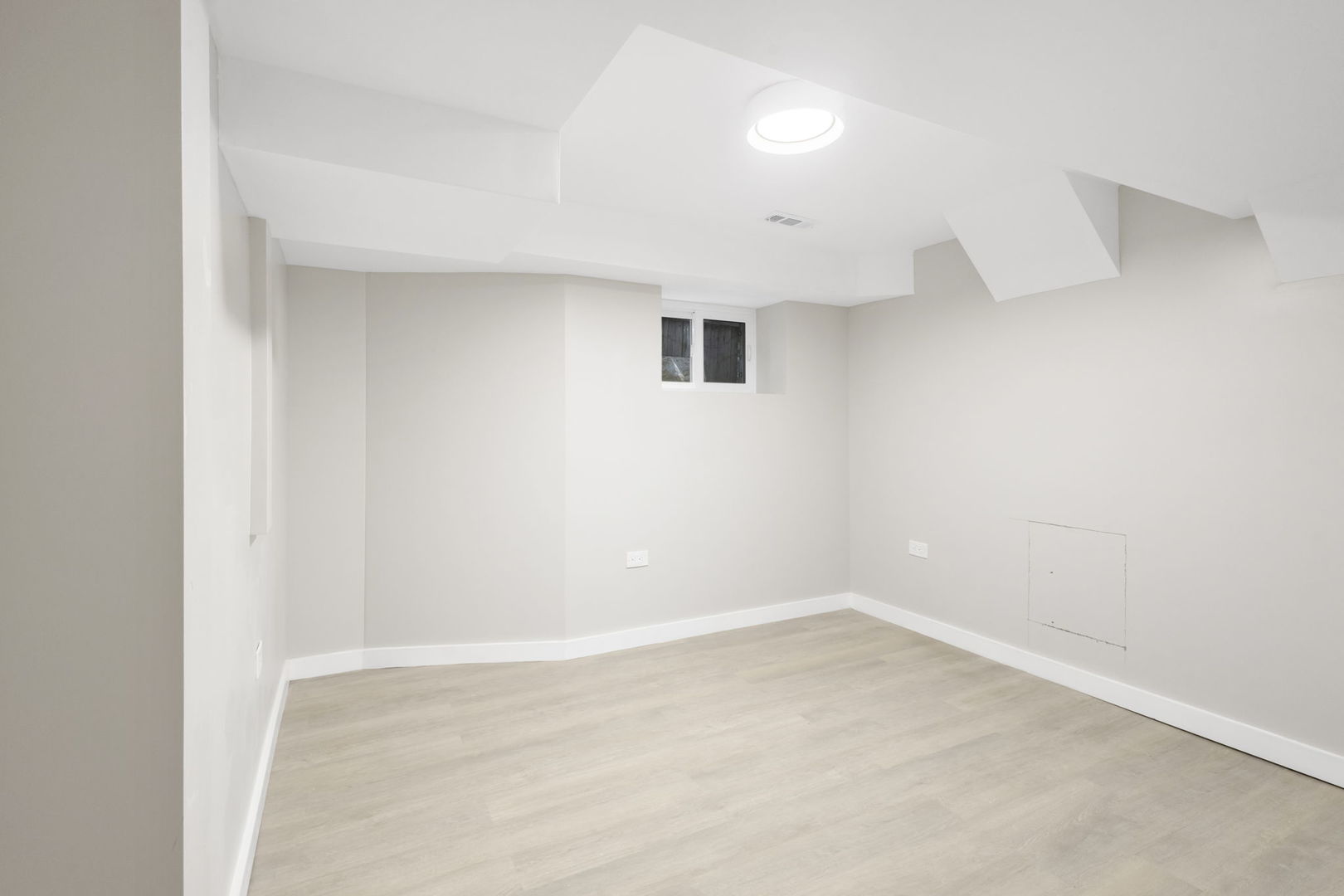 6129 North Ravenswood Avenue, Unit 1 Chicago, IL 60660 - Photo 27 of 33 an empty room with a bathroom