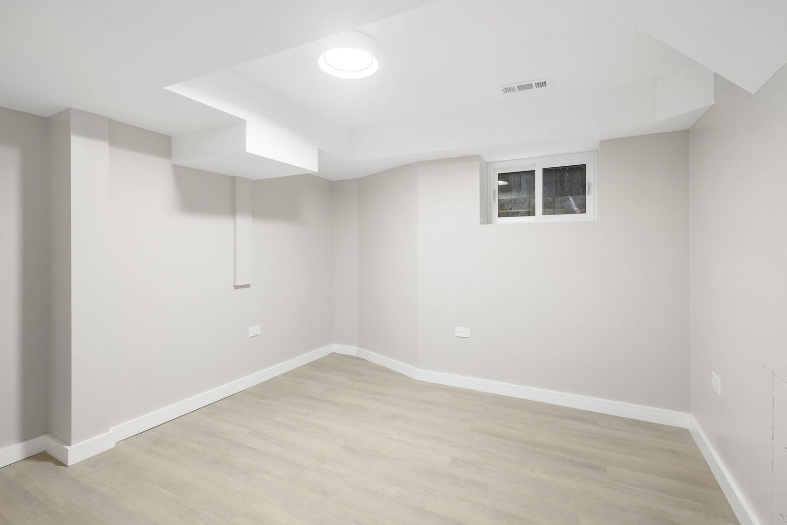 6129 North Ravenswood Avenue, Unit 1 Chicago, IL 60660 - Photo 29 of 33 a view of a room with an empty space