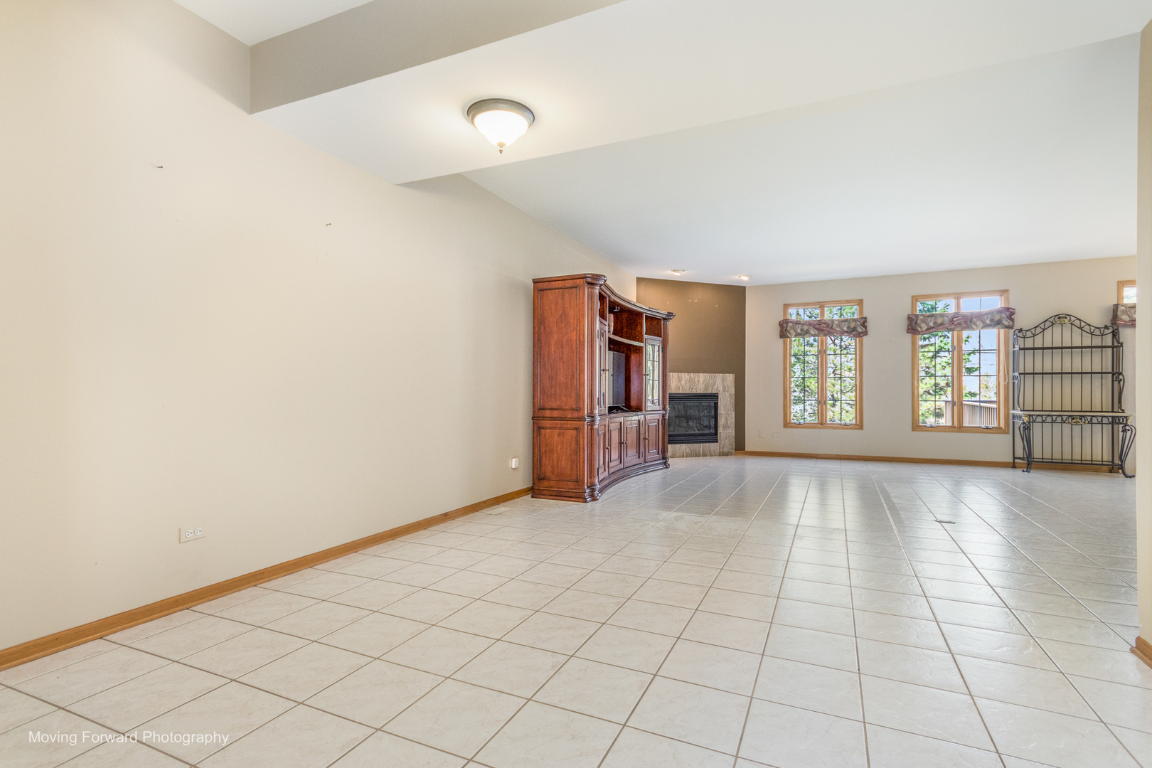 14825 Steven Court Lemont, IL 60439 - Photo 30 of 50 an empty room with windows
