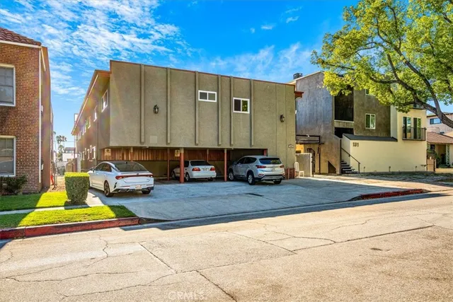 a view of a back yard of the house