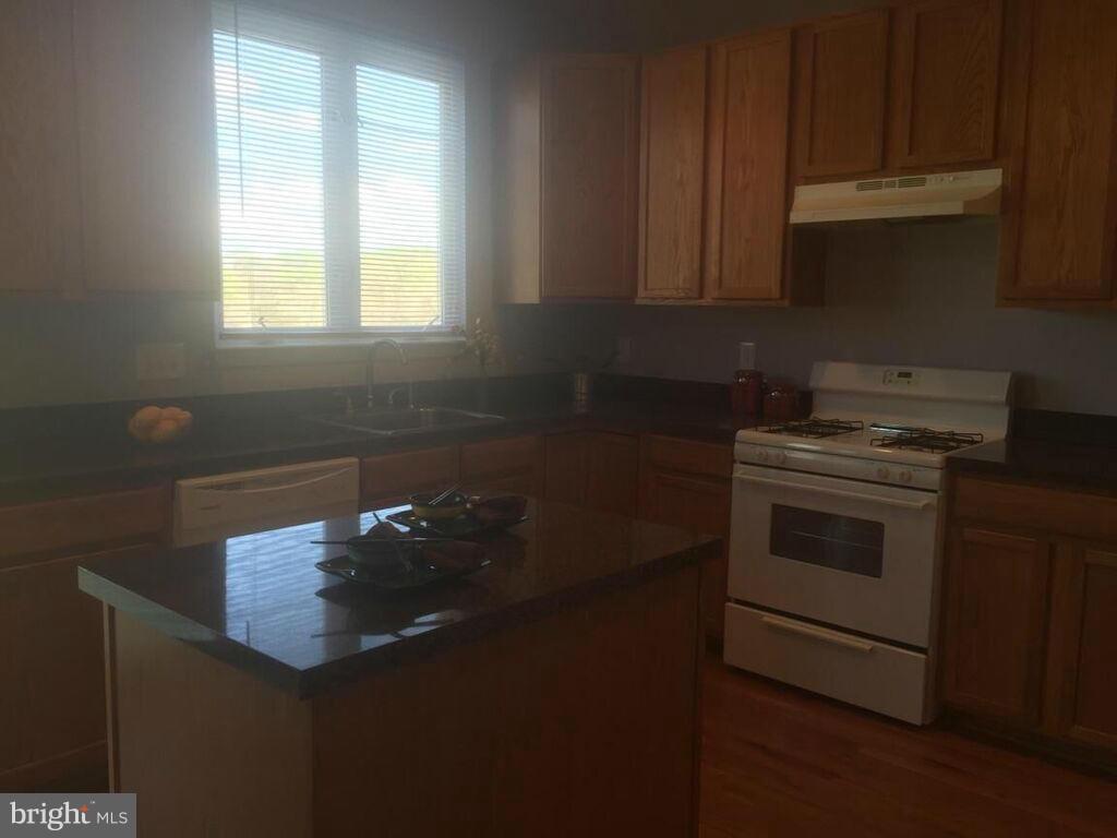 6473 McCoy Road Centreville, VA 20121 - Photo 4 of 9 Kitchen
