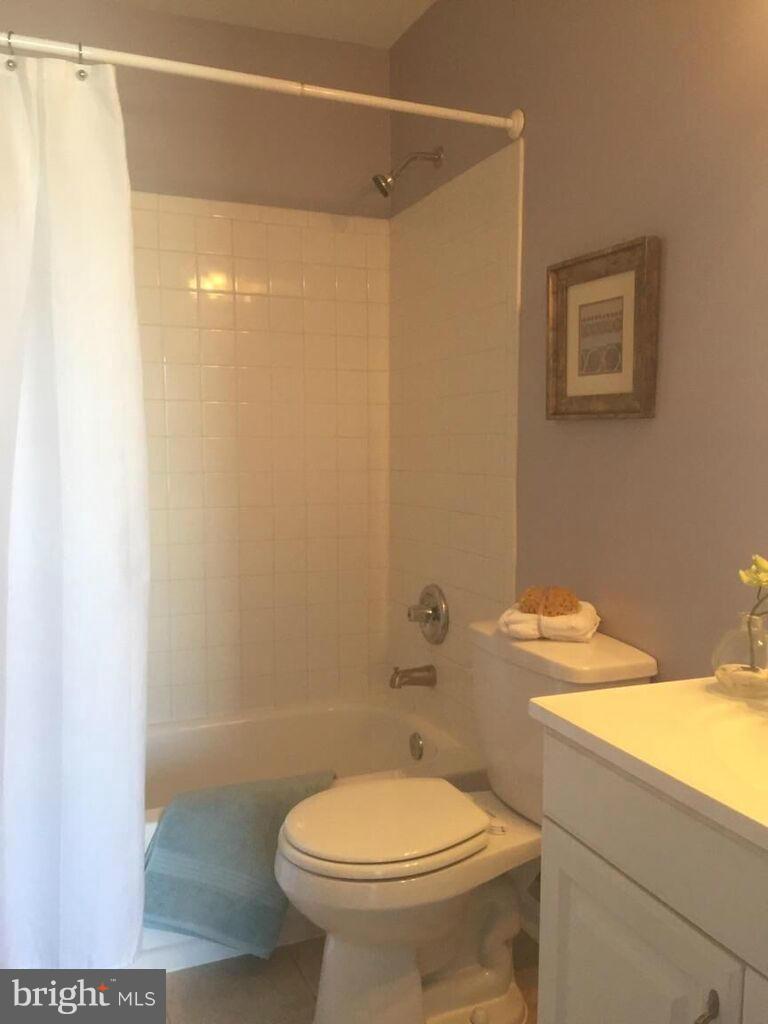 6473 McCoy Road Centreville, VA 20121 - Photo 8 of 9 Bath